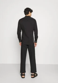 Pier One Muscle Fit Stand- Camisa - Black -Pier One Ventas 0baebc4f5c6545e38aaa3b4f90cebbda