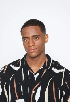 Pier One Contemporary Art Regular Resort- Camisa - Black -Pier One Ventas 209c2b8fb1b54d8599c6f0e75d4a20f4