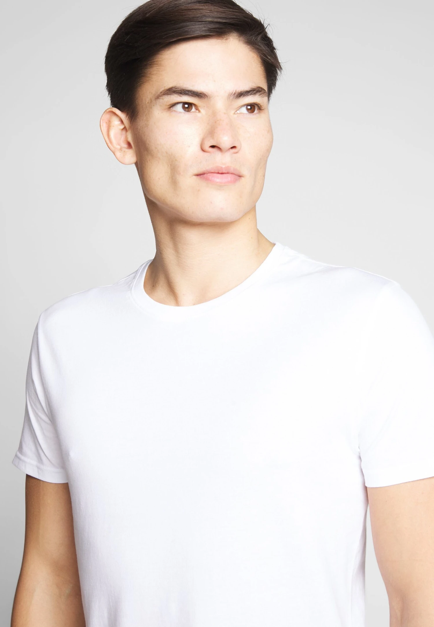 Pier One 2 Pack - Camiseta Básica - White/Dark Blue 7 Pier One 2 Pack - Camiseta Básica - White/Dark Blue - Imagen 5