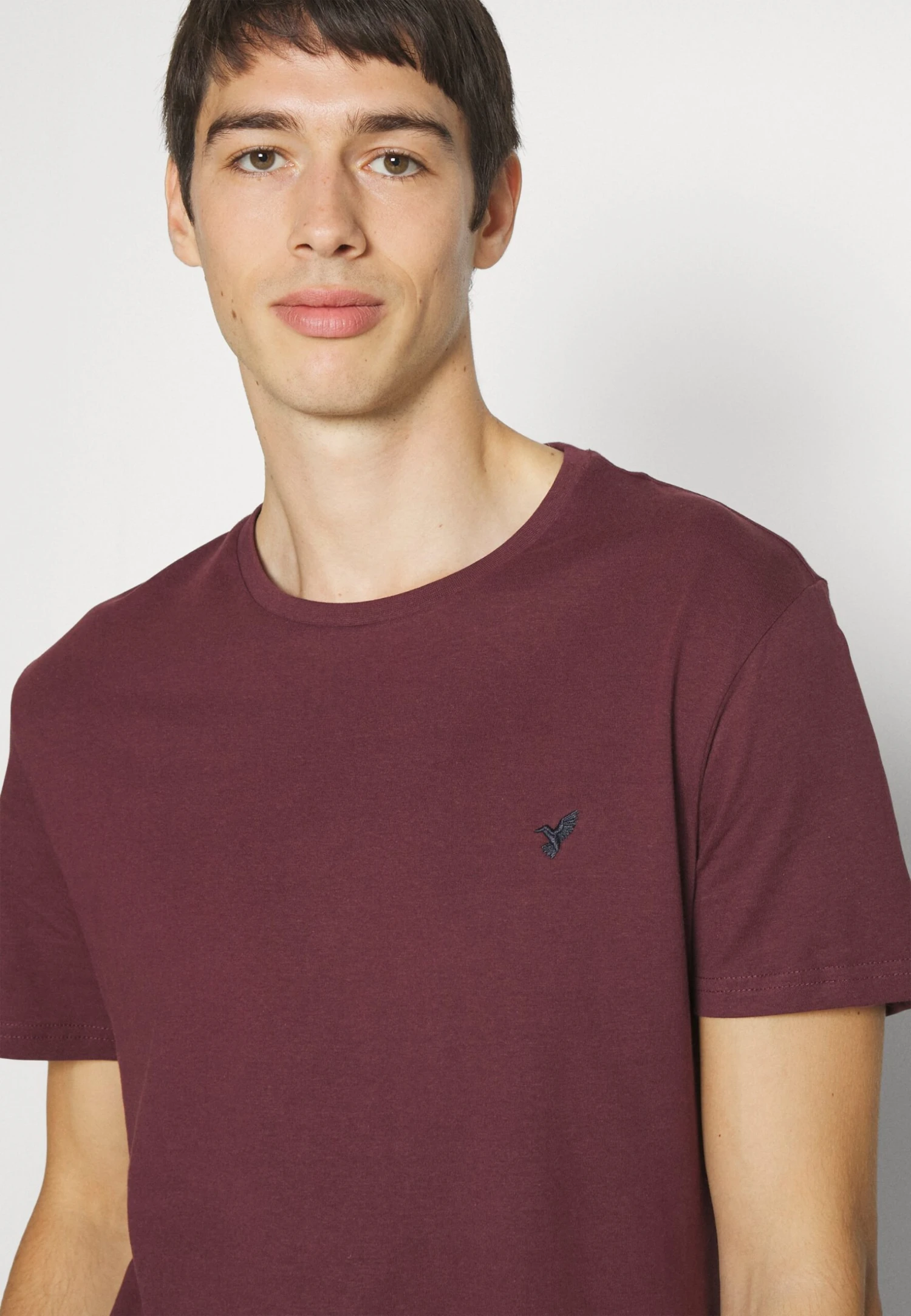 Pier One 5 Pack - Camiseta Básica - Black/White/Dark Blue 12 Pier One 5 Pack - Camiseta Básica - Black/White/Dark Blue - Imagen 10