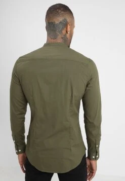 Pier One Muscle Fit Stand- Camisa - Oliv -Pier One Ventas 6203a98ce2074a57aa2427fe331f99cb