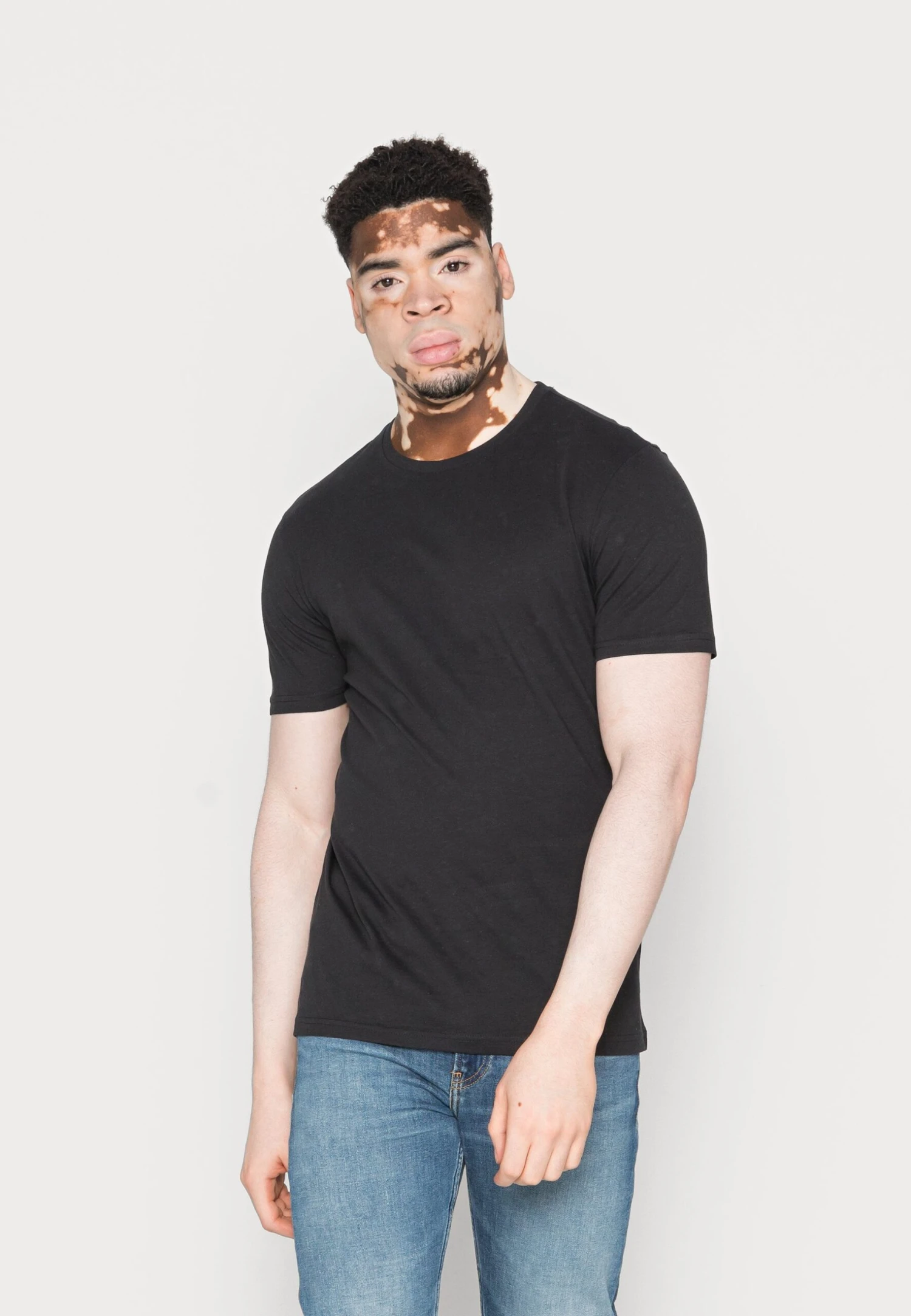 Pier One 10 Pack - Camiseta Básica - Mottled Light Grey/Black/White 6 Pier One 10 Pack - Camiseta Básica - Mottled Light Grey/Black/White - Imagen 4