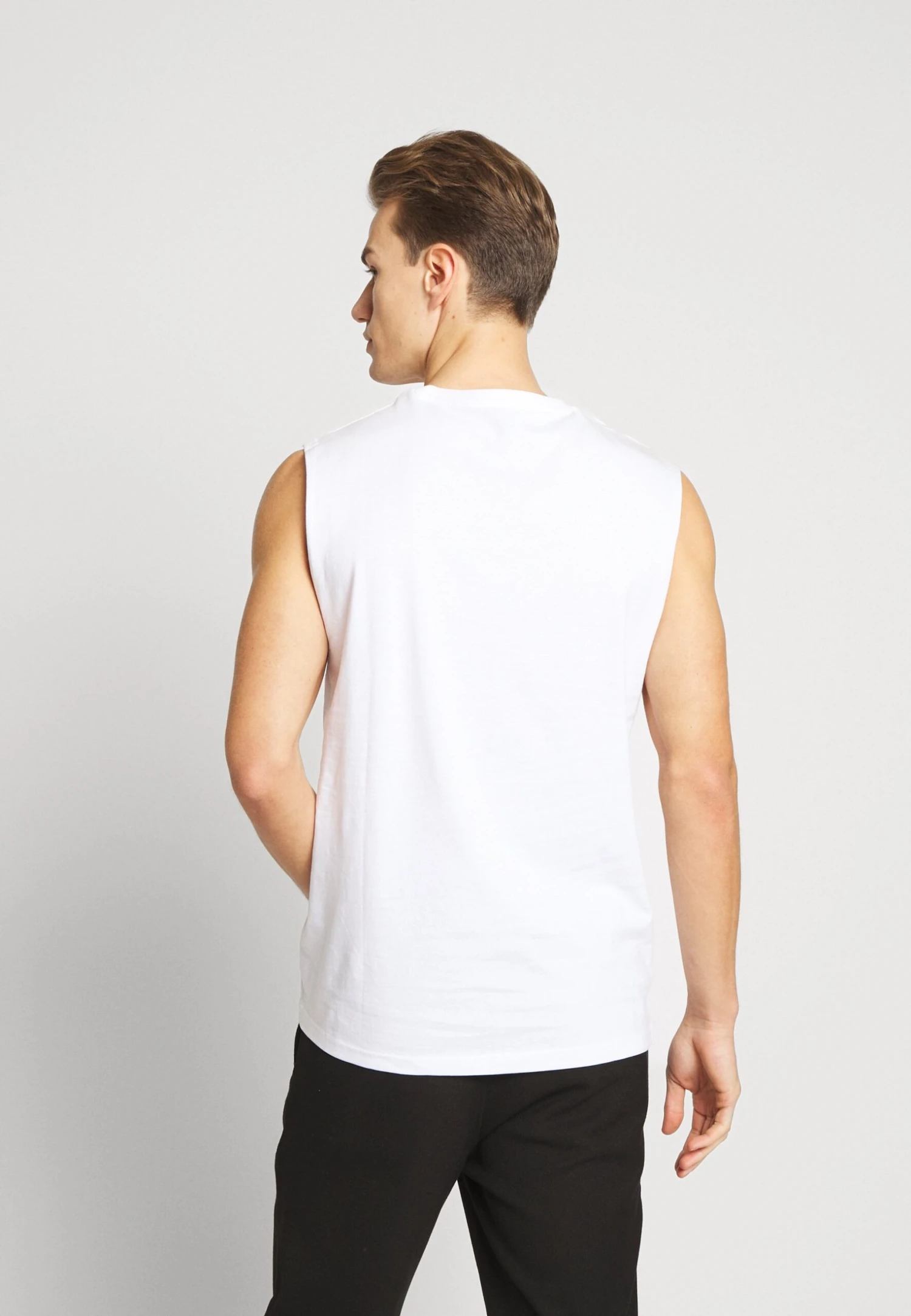 Pier One 3 Pack - Camiseta Básica - Grey/White/Black 5 Pier One 3 Pack - Camiseta Básica - Grey/White/Black - Imagen 3