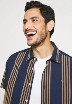 Pier One 5 Pack - Camiseta Básica - White/Black/Bordeaux -Pier One Ventas ad1e5f105df94e638daafdd57d29d49c