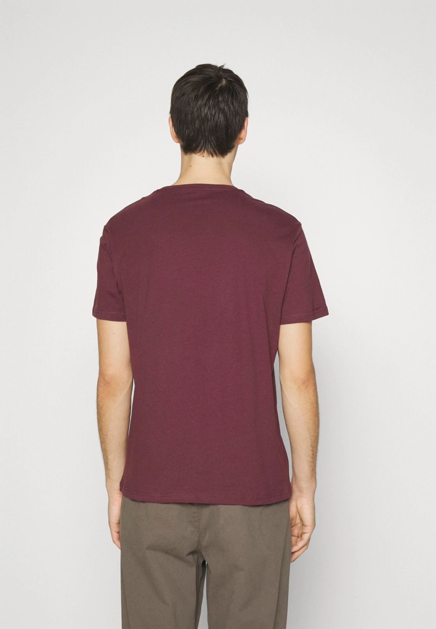 Pier One 5 Pack - Camiseta Básica - Black/White/Dark Blue 5 Pier One 5 Pack - Camiseta Básica - Black/White/Dark Blue - Imagen 3