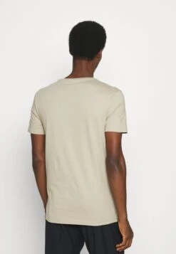 Pier One 5 Pack - Camiseta Básica - White/Dark Grey/Black 11 Pier One 5 Pack - Camiseta Básica - White/Dark Grey/Black -Pier One Ventas d4309172134f476283eb4fd8b00555ed