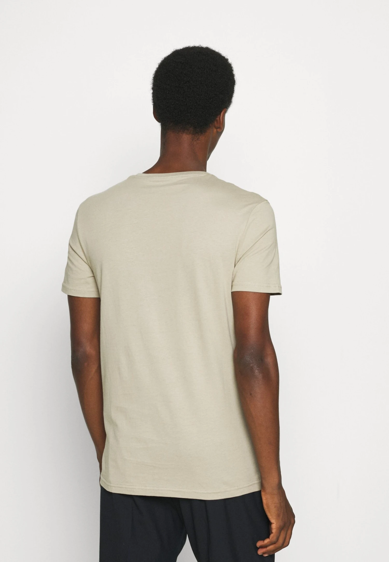 Pier One 5 Pack - Camiseta Básica - White/Dark Grey/Black 5 Pier One 5 Pack - Camiseta Básica - White/Dark Grey/Black - Imagen 3